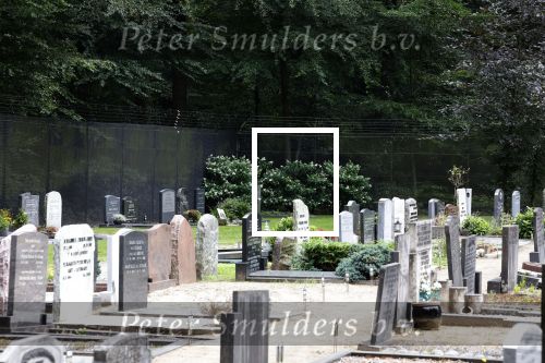 Lage Vuursche 28 juli 2023
Palijs Drakensteyn van prinss Beatrix . De poort is geschilderd en in de tuin staan hekken met donkee doeken voor privacy . Op de begraafplaats naat het kasteel ligt het graf van Prins Friso waar struiken omheen zijn gezet.