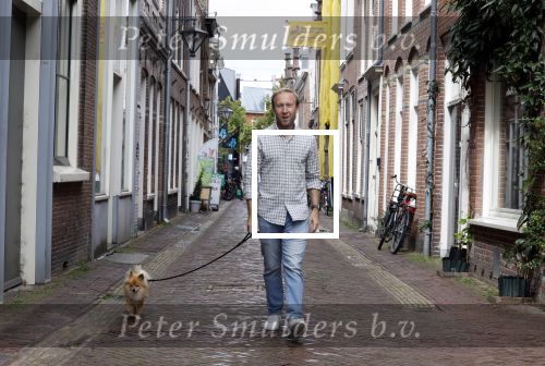 Haarlem 3 augustus 2023
Raymond Mens met zijn hond in het centrum van Haarlem .