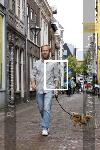 Haarlem 3 augustus 2023
Raymond Mens met zijn hond in het centrum van Haarlem .