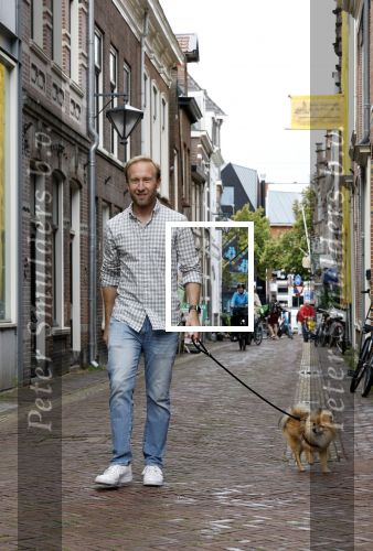 Haarlem 3 augustus 2023
Raymond Mens met zijn hond in het centrum van Haarlem .