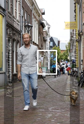 Haarlem 3 augustus 2023
Raymond Mens met zijn hond in het centrum van Haarlem .