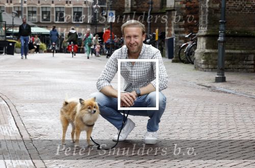 Haarlem 3 augustus 2023
Raymond Mens met zijn hond in het centrum van Haarlem .