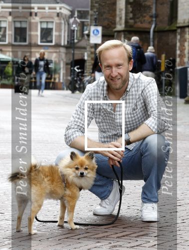 Haarlem 3 augustus 2023
Raymond Mens met zijn hond in het centrum van Haarlem .