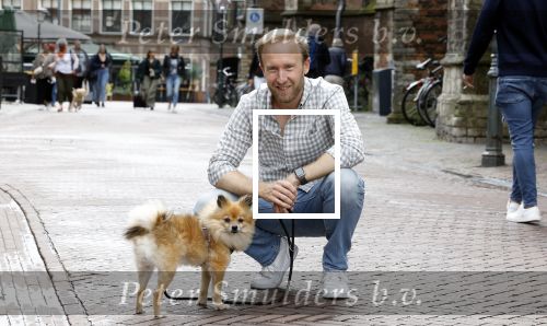 Haarlem 3 augustus 2023
Raymond Mens met zijn hond in het centrum van Haarlem .