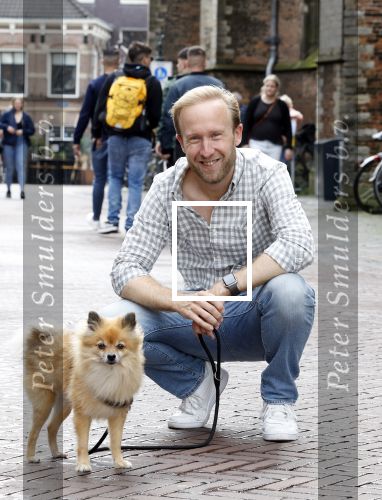 Haarlem 3 augustus 2023
Raymond Mens met zijn hond in het centrum van Haarlem .