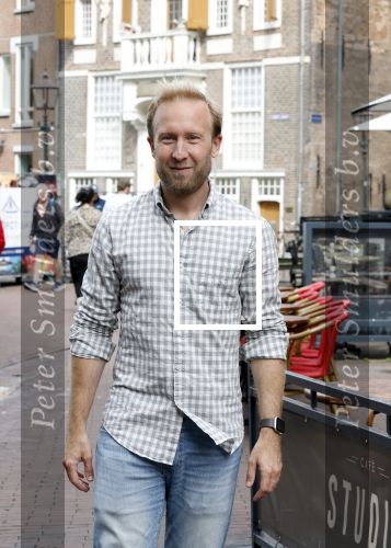 Haarlem 3 augustus 2023
Raymond Mens met zijn hond in het centrum van Haarlem .