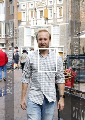 Haarlem 3 augustus 2023
Raymond Mens met zijn hond in het centrum van Haarlem .