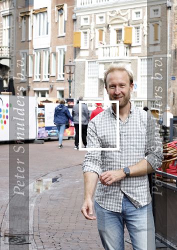 Haarlem 3 augustus 2023
Raymond Mens met zijn hond in het centrum van Haarlem .