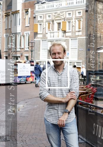 Haarlem 3 augustus 2023
Raymond Mens met zijn hond in het centrum van Haarlem .