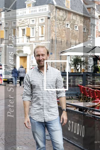 Haarlem 3 augustus 2023
Raymond Mens met zijn hond in het centrum van Haarlem .