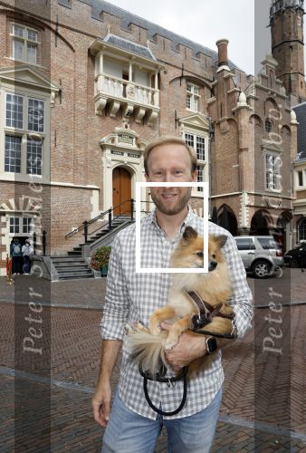 Haarlem 3 augustus 2023
Raymond Mens met zijn hond in het centrum van Haarlem .