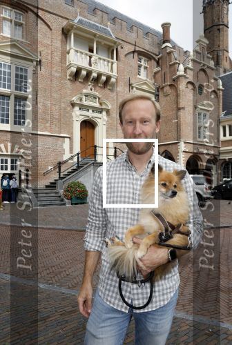Haarlem 3 augustus 2023
Raymond Mens met zijn hond in het centrum van Haarlem .
