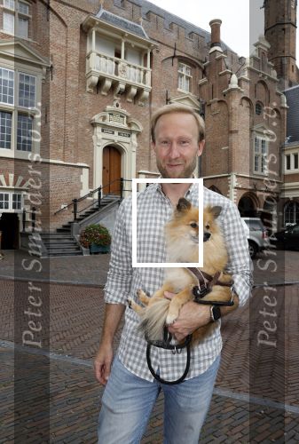 Haarlem 3 augustus 2023
Raymond Mens met zijn hond in het centrum van Haarlem .