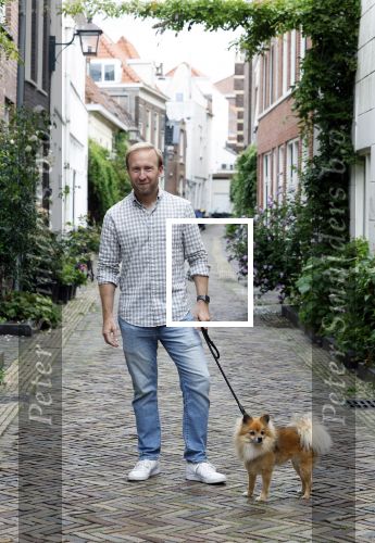 Haarlem 3 augustus 2023
Raymond Mens met zijn hond in het centrum van Haarlem .