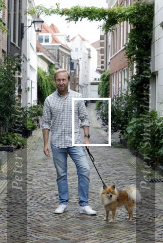 Haarlem 3 augustus 2023
Raymond Mens met zijn hond in het centrum van Haarlem .