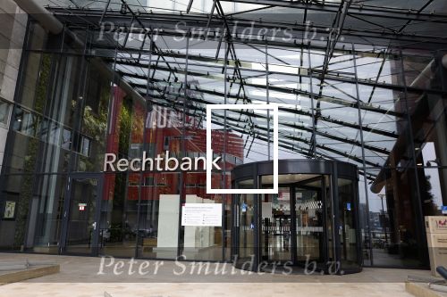 Rotterdam en Berkel en Rodenrijs 24 augustus 2023
Andre Hazes en Monique Westenberg arriveren in geblindeerde limo bij de rechtbank van Rotterdam ivm rechtszaak over dat hun zoontje Dre van school gehouden is  voor vakantie . Daarna rijden ze naar hun huis in Berkel. Er is veel pers op af gekomen . De Politie ving hen op bij de rechtbank.