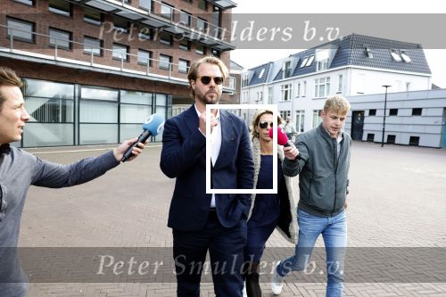 Assen 25 juli 2023
Rechtszaak Thijs Romer in de rechtbank van Assen Zijn moeder vader  Peter Romer en stiefmoeder kwamen met hem mee. Zijn advocaat is Wikke Monster
