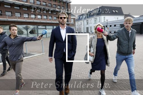 Assen 25 juli 2023
Rechtszaak Thijs Romer in de rechtbank van Assen Zijn moeder vader  Peter Romer en stiefmoeder kwamen met hem mee. Zijn advocaat is Wikke Monster