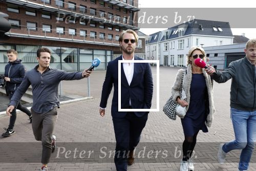 Assen 25 juli 2023
Rechtszaak Thijs Romer in de rechtbank van Assen Zijn moeder vader  Peter Romer en stiefmoeder kwamen met hem mee. Zijn advocaat is Wikke Monster