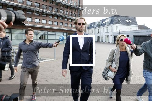 Assen 25 juli 2023
Rechtszaak Thijs Romer in de rechtbank van Assen Zijn moeder vader  Peter Romer en stiefmoeder kwamen met hem mee. Zijn advocaat is Wikke Monster