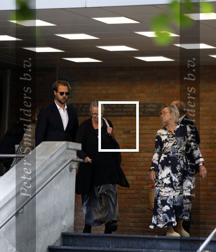 Assen 25 juli 2023
Rechtszaak Thijs Romer in de rechtbank van Assen Zijn moeder vader  Peter Romer en stiefmoeder kwamen met hem mee. Zijn advocaat is Wikke Monster