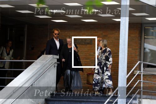 Assen 25 juli 2023
Rechtszaak Thijs Romer in de rechtbank van Assen Zijn moeder vader  Peter Romer en stiefmoeder kwamen met hem mee. Zijn advocaat is Wikke Monster