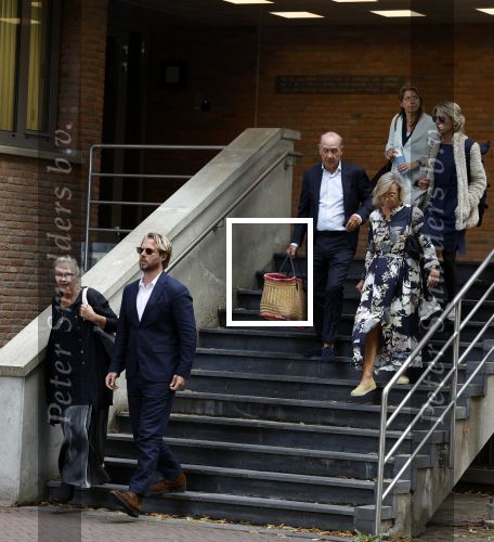 Assen 25 juli 2023
Rechtszaak Thijs Romer in de rechtbank van Assen Zijn moeder vader  Peter Romer en stiefmoeder kwamen met hem mee. Zijn advocaat is Wikke Monster