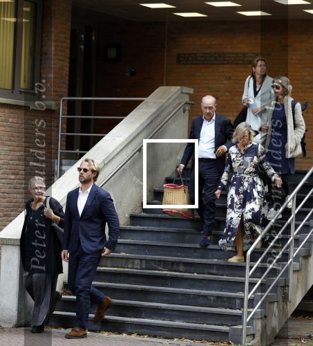 Assen 25 juli 2023
Rechtszaak Thijs Romer in de rechtbank van Assen Zijn moeder vader  Peter Romer en stiefmoeder kwamen met hem mee. Zijn advocaat is Wikke Monster