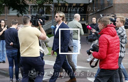 Assen 25 juli 2023
Rechtszaak Thijs Romer in de rechtbank van Assen Zijn moeder vader  Peter Romer en stiefmoeder kwamen met hem mee. Zijn advocaat is Wikke Monster
