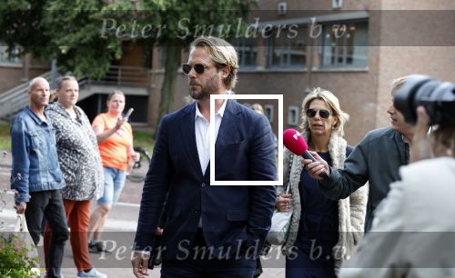 Assen 25 juli 2023
Rechtszaak Thijs Romer in de rechtbank van Assen Zijn moeder vader  Peter Romer en stiefmoeder kwamen met hem mee. Zijn advocaat is Wikke Monster