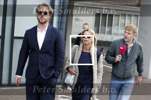 Assen 25 juli 2023
Rechtszaak Thijs Romer in de rechtbank van Assen Zijn moeder vader  Peter Romer en stiefmoeder kwamen met hem mee. Zijn advocaat is Wikke Monster