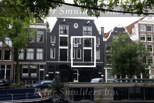 Amsterdam 4 augustus 2023
Zanger Alain Clark heeft samen met zijn ex-vriendin Reva hun grachtenappartement aan de Brouwersgracht in Amsterdam te koop gezet. De vraagprijs is 1,2 miljoen euro. Ook Thomas Acda woont in dit complex