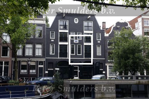 Amsterdam 4 augustus 2023
Zanger Alain Clark heeft samen met zijn ex-vriendin Reva hun grachtenappartement aan de Brouwersgracht in Amsterdam te koop gezet. De vraagprijs is 1,2 miljoen euro. Ook Thomas Acda woont in dit complex