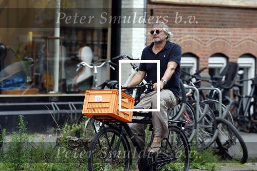 Amsterdam 24 juli 2023
Victor Reinier op zijn fiets in Amsterdam zuid.