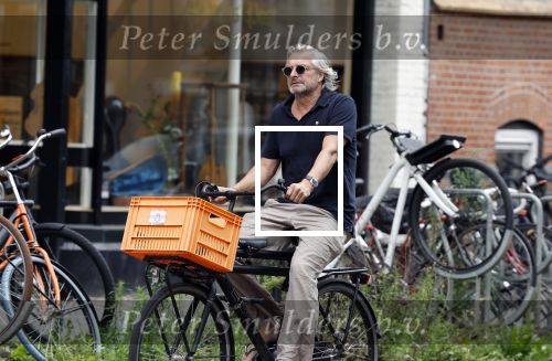 Amsterdam 24 juli 2023
Victor Reinier op zijn fiets in Amsterdam zuid.