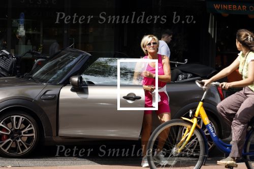 Amsterdam 15 augustus 2024
Caroline Tensen in sport outfit met haar mini cabrio in Amsterdam zuid.