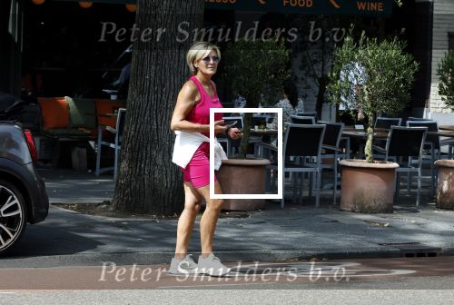 Amsterdam 15 augustus 2024
Caroline Tensen in sport outfit met haar mini cabrio in Amsterdam zuid.