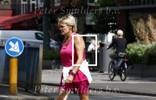 Amsterdam 15 augustus 2024
Caroline Tensen in sport outfit met haar mini cabrio in Amsterdam zuid.