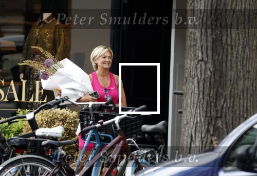 Amsterdam 15 augustus 2024
Caroline Tensen in sport outfit met haar mini cabrio in Amsterdam zuid.
