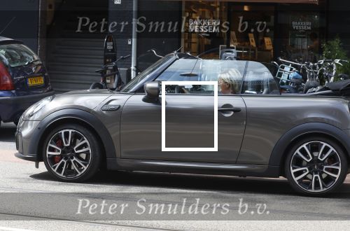 Amsterdam 15 augustus 2024
Caroline Tensen in sport outfit met haar mini cabrio in Amsterdam zuid.