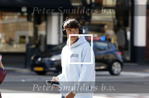 Amsterdam 21 augustus 2024
Damian v d Vaart en (een) vriendin Ode Brasz op de pc hooftstraat en Amsterdam zuid.