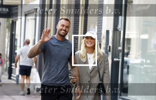 Amsterdam 8 augustus 2024
Dave Roelvink en zijn nieuwe vriendin Marijn Kuipers op de pc hooftstraat bij Dave zijn appartement .