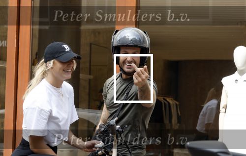 Amsterdam 15 augustus 2024
Dave Roelvink en zijn nieuwe vriendin Marijn Kuipers op de pc hooftstraat . Dave steekt middelvinger op .