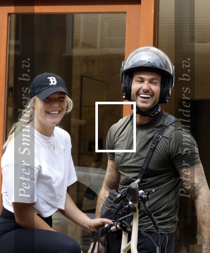 Amsterdam 15 augustus 2024
Dave Roelvink en zijn nieuwe vriendin Marijn Kuipers op de pc hooftstraat .