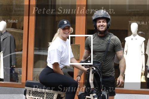 Amsterdam 15 augustus 2024
Dave Roelvink en zijn nieuwe vriendin Marijn Kuipers op de pc hooftstraat .