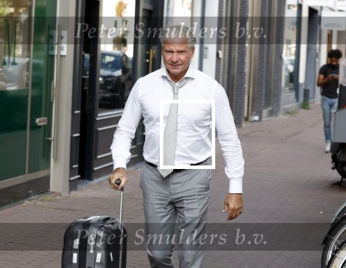 Amsterdam 8 augustus 2024
Dries Roelvink komt terug met zijn koffer van optreden in het buitenland.