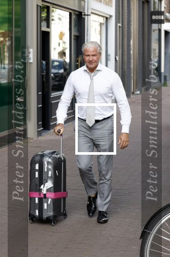 Amsterdam 8 augustus 2024
Dries Roelvink komt terug met zijn koffer van optreden in het buitenland.