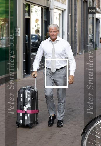 Amsterdam 8 augustus 2024
Dries Roelvink komt terug met zijn koffer van optreden in het buitenland.