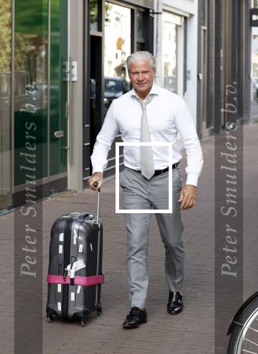 Amsterdam 8 augustus 2024
Dries Roelvink komt terug met zijn koffer van optreden in het buitenland.