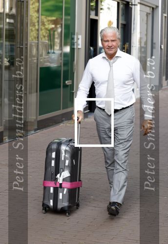 Amsterdam 8 augustus 2024
Dries Roelvink komt terug met zijn koffer van optreden in het buitenland.